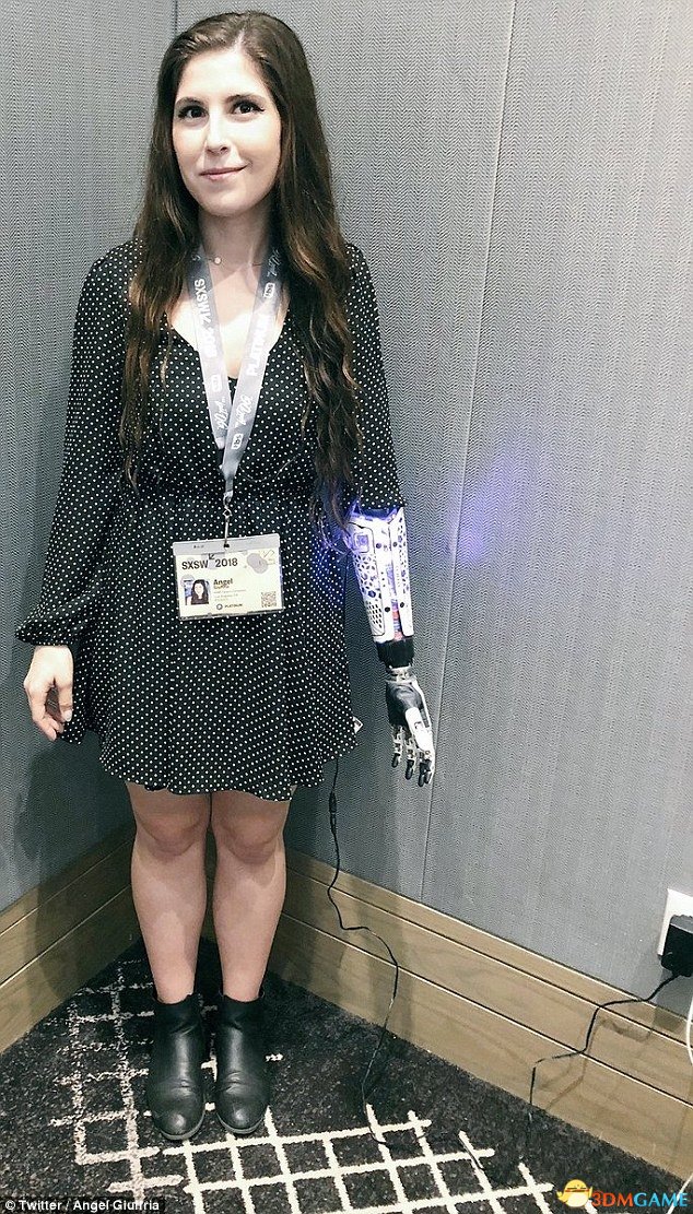 美女给高科技假肢充电引网友围观 画面实在太酷了